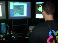 Playing KReversi with a red laser pointer at OSWC 2008